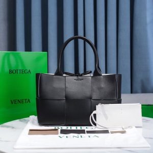 Bottega-Veneta-Stylish-Tote-with-modern-design-traits-Black-01A