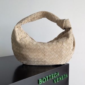 Bottega-Veneta-Tote-bag-with-distinctive-silhouette-Beige-01A