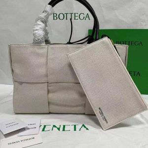 Bottega-Veneta-Tote-bag-with-elegant-design-Beige-01A