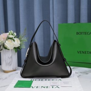 Bottega-Veneta-Tote-bag-with-elegant-design-Black-01A