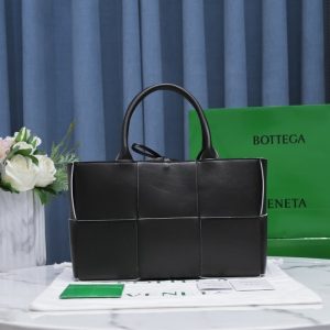 Bottega-Veneta-Tote-bag-with-sleek-design-Black-01A-2