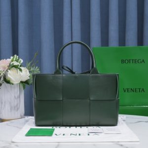 Bottega-Veneta-Tote-bag-with-sleek-design-Green-01A