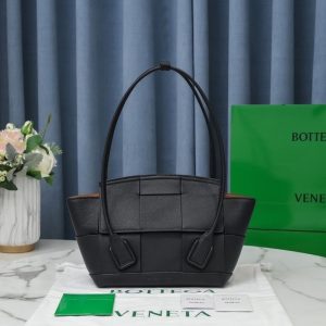 Bottega-Veneta-Tote-bag-with-stylish-traits-Black-01A