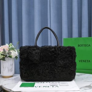Bottega-Veneta-Tote-with-plush-texture-traits-Black-01A