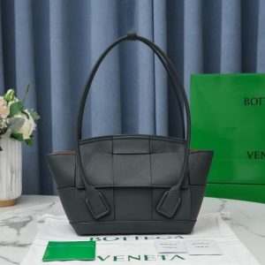 Bottega-Veneta-Tote-with-structured-design-Black-01A-2