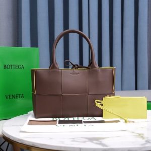 Bottega-Veneta-Tote-with-structured-design-Brown-01A-2