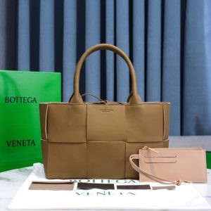 Bottega-Veneta-Tote-with-structured-design-Brown-01A-3