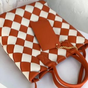 Bottega-Veneta-Tote-with-stylish-traits-Brown-01A