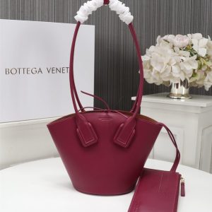 Bottega-Veneta-Tote-with-stylish-traits-Burgundy-01A