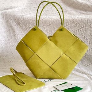 Bottega-Veneta-Tote-with-unique-design-traits-Beige-01A
