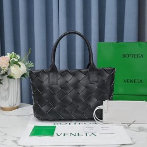 Bottega-Veneta-Tote-with-woven-texture-Black-01A-2