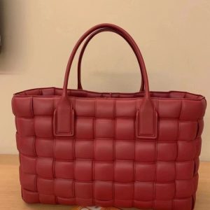 Bottega-Veneta-Tote-with-woven-texture-Burgundy-01A