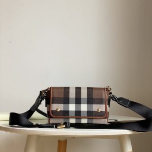 Burberry-Tote-bag-with-checked-pattern-traits-Brown-01A