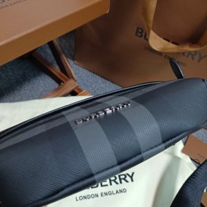 Burberry-Tote-bag-with-sleek-design-features-Black-01A-2