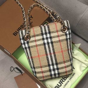 Burberry-Tote-with-classic-check-pattern-traits-Beige-01A