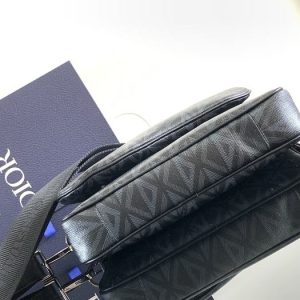 Dior-Tote-bag-with-stylish-accents-Black-01A