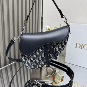 Dior-Tote-bag-with-stylish-characteristics-Navy-01A