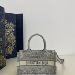 Dior-Tote-bag-with-stylish-design-Grey-01A-3