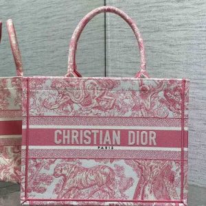 Dior-Tote-bag-with-stylish-features-Red-01A