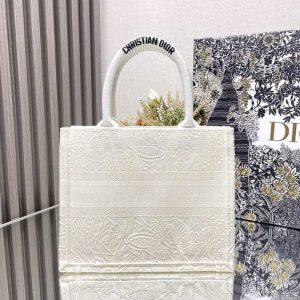 Dior-Tote-bag-with-stylish-traits-White-01A-3
