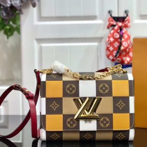 small_chanel_bag_with_chain