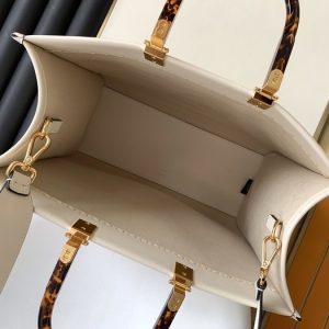 Fendi-Tote-with-stylish-features-Beige-01A-2