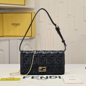 Fendi-Tote-with-stylish-features-Black-01A