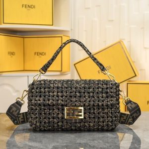 Fendi-Tote-with-stylish-features-Black-01A-2