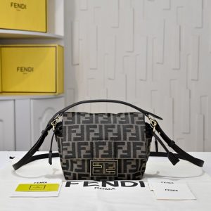 Fendi-Tote-bag-with-stylish-features-Black-01A-2