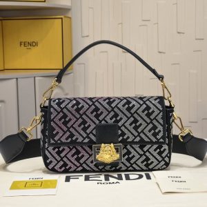 Fendi-Tote-bag-with-stylish-features-Black-01A-4
