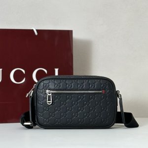 gucci-BagTypeTote-Compact-Crossbody-Bag-with-Zip-Closure-Black-01A