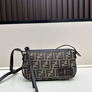 Fendi-Tote-bag-with-stylish-traits-Brown-01A