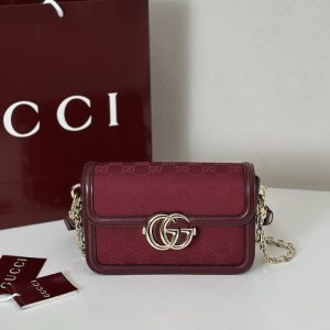 gucci-BagTypeTote-compact-crossbody-bag-with-chain-strap-Burgundy-01A