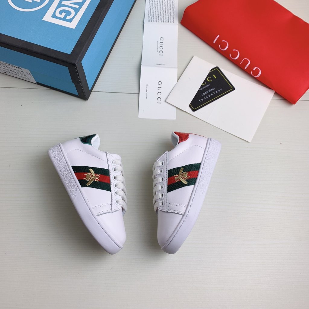 Gucci Men’s White Sneakers with Red and Green Stripe Pattern