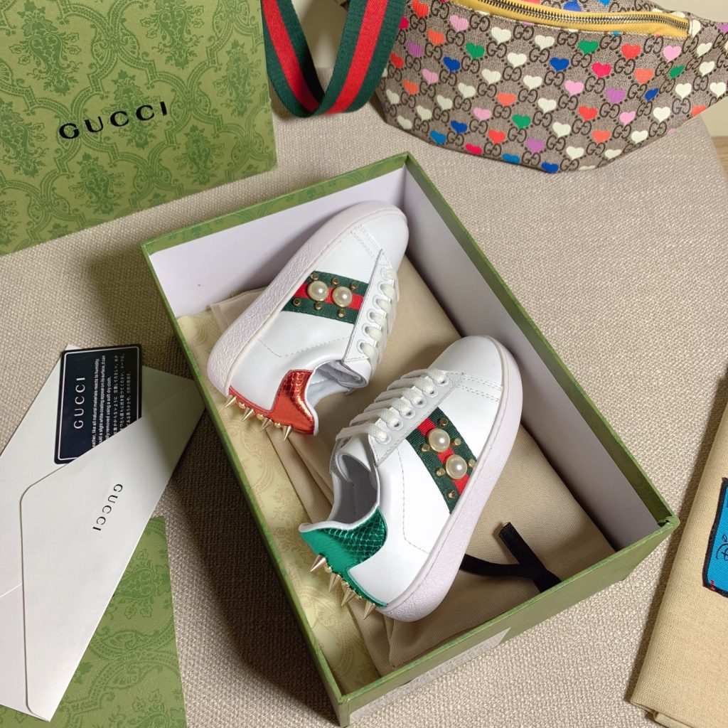Gucci White Leather Sneakers with Green and Red Accent Strip