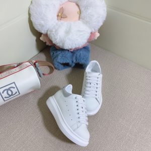 Chic White Leather Sneakers with Gray Accent Stylish Casua