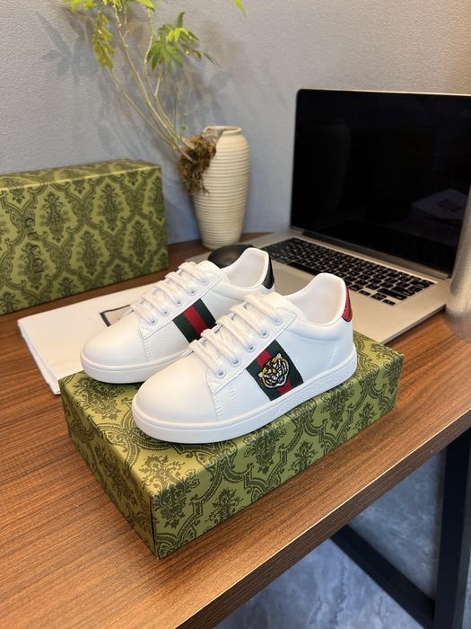 Gucci White Leather Sneakers with Colorful Stripe and Logo P