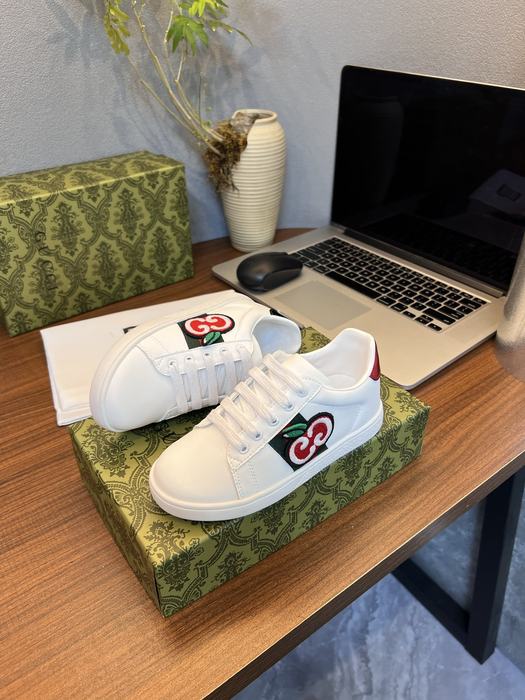 Gucci White Leather Sneakers with Red and Green Logo Accents