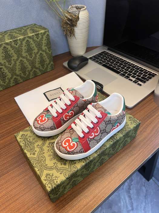 Gucci Red and Green Patterned Canvas Sneakers للرجال