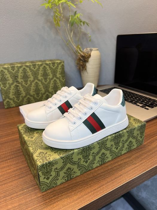 Gucci White Sneakers with Green and Red Stripe Pattern