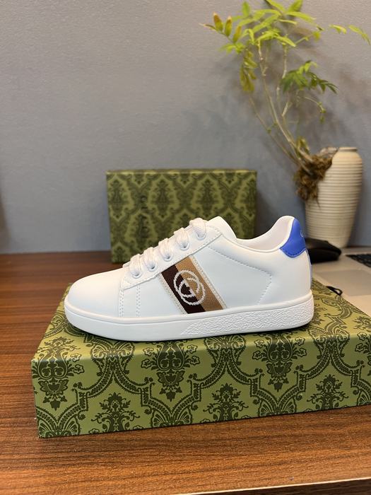 Chic White Leather Sneakers with Blue Accent Fashion Brand