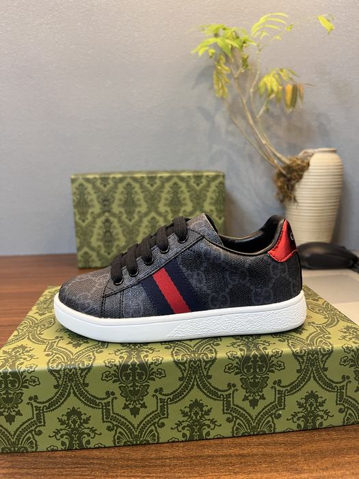 Gucci Men’s Black and Red Logo Canvas Sneakers