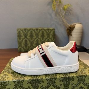 Stylish White Casual Sneakers with Red Accent Trendy Brand