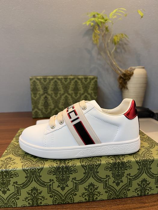 Stylish White Casual Sneakers with Red Accent Trendy Brand