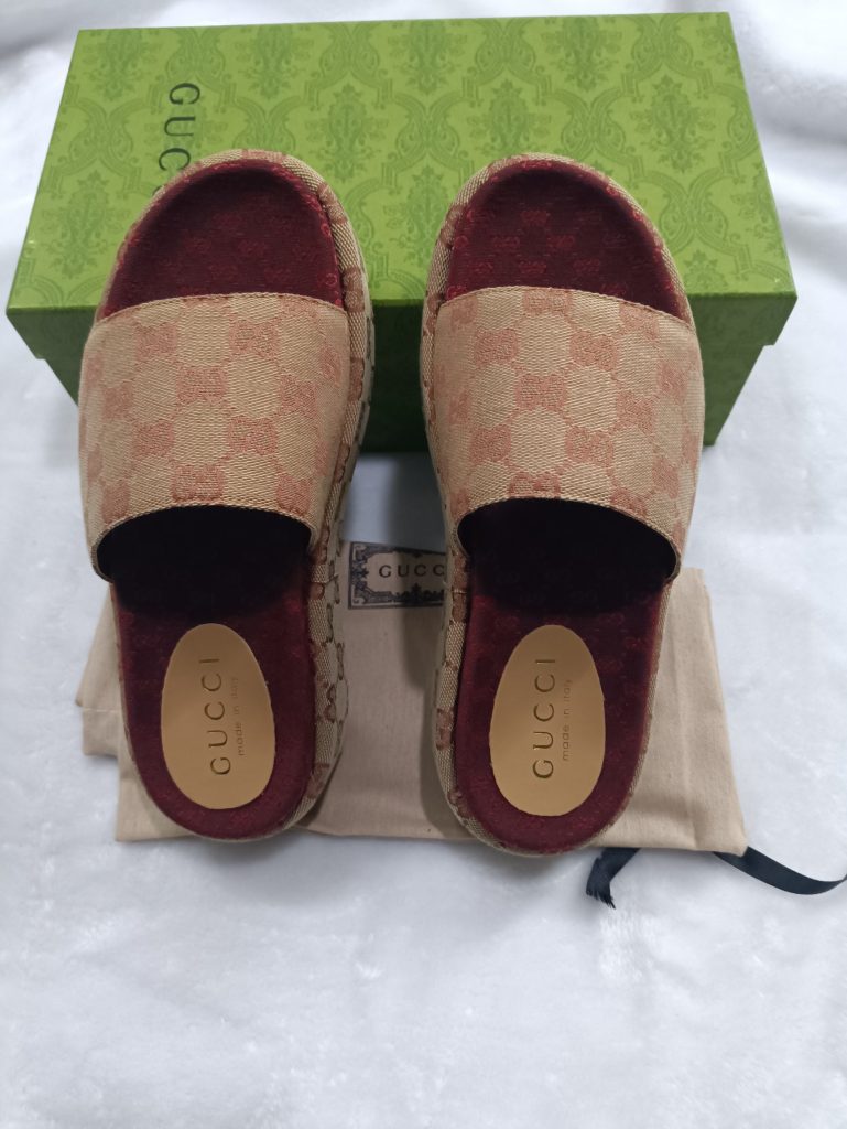 Gucci Women’s Canvas Slide Sandals in Beige and Red with Pla