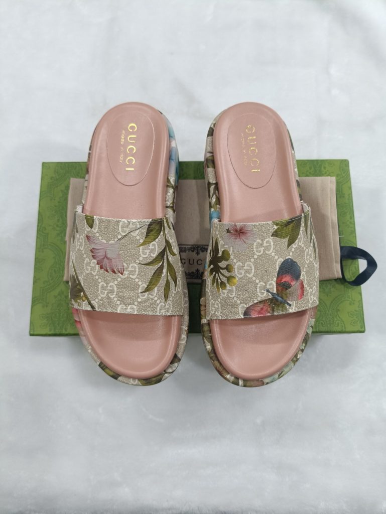 Gucci Floral Print Slide Sandals in Beige Leather