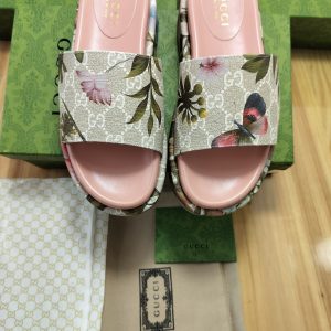 Gucci Floral Pattern Slide Sandals in Beige with Pink Detail