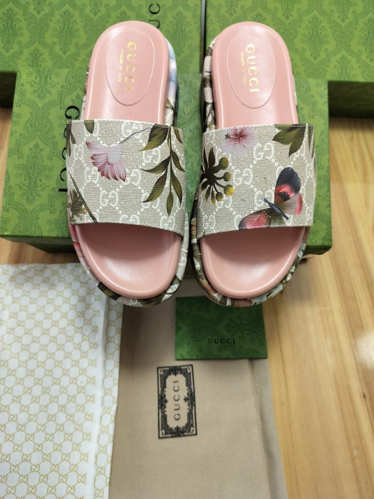 Gucci Floral Pattern Slide Sandals in Beige with Pink Detail