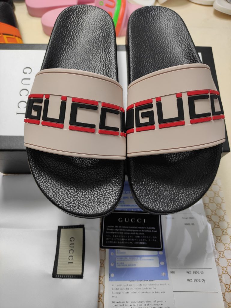 Gucci Men’s Black and Red Logo Slide Sandals in Pink Rubber