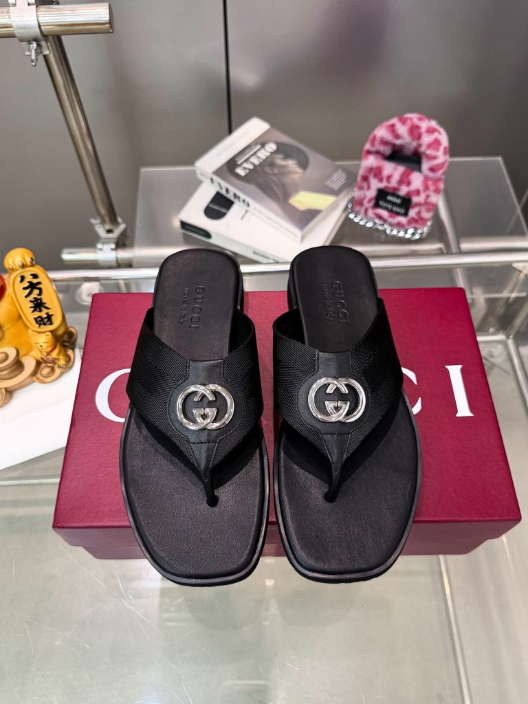 Gucci Black Leather Flip Flops with Logo Detail